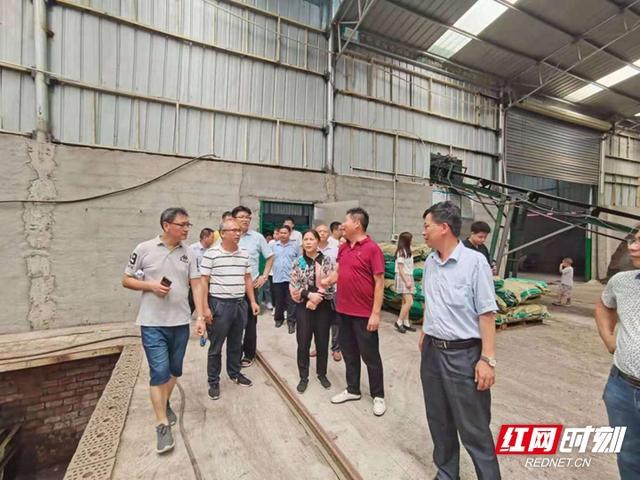 湖南农大专家团一行人参观新原生物有机肥工厂